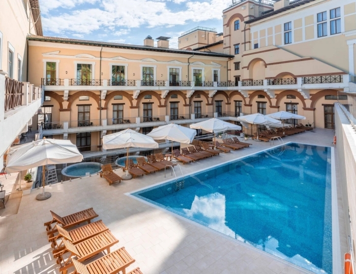 Открытый бассейн - Отель Novotel Resort and Spa Krasnaya Polyana / Новотель Резорт и Спа Красная Поляна